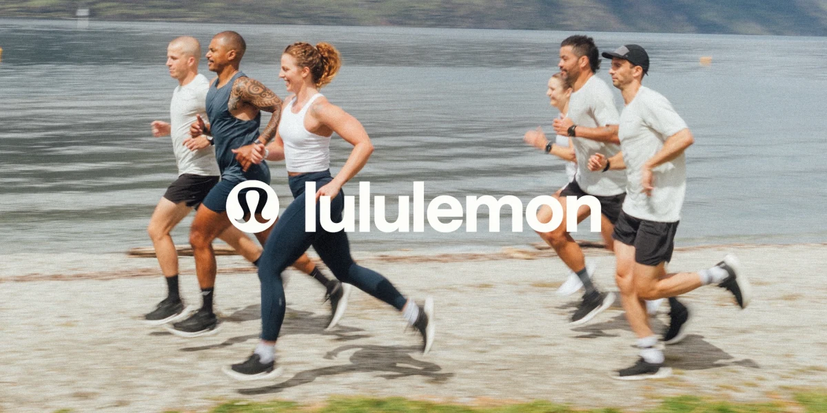 水辺を走るlululemonのスポーツウェアを着たランナー